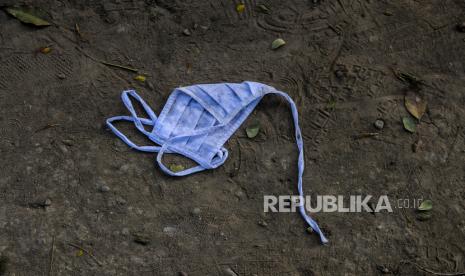 Sebuah masker yang dibuang di kawasan Banjir Kanal Timur, Duren Sawit, Jakarta.