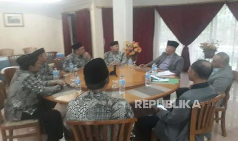 Usai Temui Pimpinan Pesantren Al Zaytun, Ini Sikap Kemenag Indramayu. Foto:   Sejumlah pejabat Kemenag Kabupaten Indrmaayu saat bersilaturahim dengan Pimpinan Mahad Al-Zaytun Indramayu, Rabu (26/4/2023).