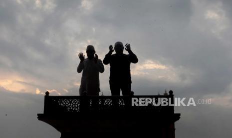  Umat Muslim India melaksanakan salat pada kesempatan Idul Adha di Masjid Jama yang hampir sepi karena tetap ditutup untuk umum karena pembatasan Covid-19 di kawasan Lama Delhi, India, 21 Juli 2021. Kasus Covid-19 di India beberapa hari terakhir mengalami kenaikan. (ilustrasi)