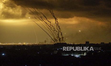 Rockets are launched from the coast of the Gaza Strip towards Israel by militants of the Ezz Al-Din Al Qassam militia, the military wing of the Hamas movement, Gaza City, 14 October 2023. The Israeli Defense Force (IDF) on 13 October called for the evacuation of all civilians of northern Gaza ahead of an expected ground invasion. More than 1,300 Israelis have been killed and over 3,200 others injured, according to the IDF, after the Islamist movement Hamas launched an attack against Israel from the Gaza Strip on 07 October. More than 2,000 Palestinians have been killed and over 8,700 others injured in Gaza since Israel launched retaliatory air strikes, the Palestinian health ministry said.  