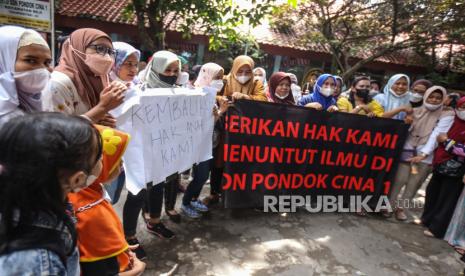 Sejumlah orang tua siswa membentangkan spanduk dan poster saat melakukan aksi protes di SDN Pondok Cina 1, Kota Depok, Jawa Barat, Kamis (10/11/2022). 