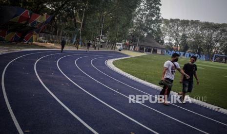 Warga berjalan di area Alun-Alun Kota Tangerang yang ditutup pada masa Pemberlakuan Pembatasan Kegiatan Masyarakat (PPKM) Level 4 di Kota Tangerang, Banten, Selasa (3/8/2021). Pemerintah Kota Tangerang kembali memperpanjang Pemberlakuan Pembatasan Kegiatan Masyarakat (PPKM) Level 4 hingga 9 Agustus 2021 meski kasus harian COVID-19 di Kota Tangerang menurun. 