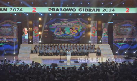 Capres nomor urut 2 Prabowo Subianto memberikan sambutan saat menghindari acara Suara Muda Indonesia untuk Prabowo-Gibran, Menjemput Kemenangan Indonesia Maju di JCC, Senayan, Jakarta, Sabtu (27/1/2024). Dalam acara tersebut Cawapres nomor urut 2 Gibran Rakabuming Raka menyampaikan pidato puncak dihadapan ribuan relawan dan simpatisan yang mayoritas anak muda. Gibran berpidato menyampaikan gagasannya untuk anak muda di Indonesia.