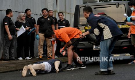 Tersangka penganiayaan Cristalino David Ozora, Mario Dandy Satriyo saat melakukan rekonstruksi kasus penganiayaan di Perumahan Green Permata Residences, Pesanggrahan, Jakarta, Jumat (10/3/2023). Rekonstruksi tersebut memperagakan sebanyak 40 adegan yang dilakukan sejumlah tersangka saat melakukan penganiayaan terhadap Cristalino David Ozora.