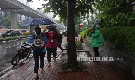 Warga berjalan menuju Jembatan Penyeberangan Orang (JPO) di Jalan Rasuna Said, Kuningan, Jakarta, Jakarta, Kamis (16/12). DKI Jakarta kembali ditetapkan menjalani PPKM level satu selama libur natal dan tahun baru (nataru) mendatang. Penerapan PPKM Level 1 ini berlaku 14 Desember 2021 hingga 3 Januari 2022. Masyarakat pun dihimbau agar tetap menerapkan protokol kesehatan.Prayogi/Republika