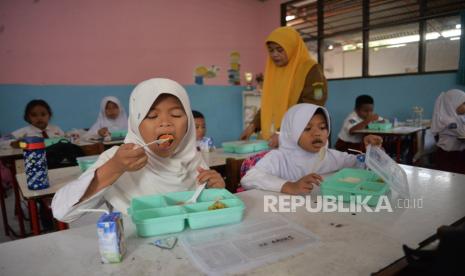 Para siswa menikmati makanan saat uji coba pelaksanaan program Makan Bergizi Gratis (MBG) di SDN 4 Kota Tangerang, Banten, Senin (5/8/2024). Uji coba MBG tersebut bertujuan mematangkan strategi dan mitigasi program unggulan Presiden dan Wakil Presiden Terpilih periode 2024-2029. Adapun paket menu yang disediakan hari ini adalah Nasi Putih, Fuyunghai, Capcay, Melon dan Susu.