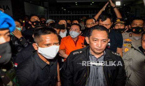 Ditangkap. Buronan BLBI yang juga terpidana kasus cessie Bank Bali Djoko Tjandra, digiring pihak kepolisian setibanya di Bandara Halim Perdanakusuma, Jakarta, Kamis (30/7). Djoko Tjandra ditangkap pihak kepolisian setelah menjadi buron sekitar 11 tahun usai berhasil kabur dari jerat hukum pada 2009 lalu. Foto : Thoudy Badai/Republika