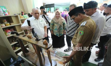 Menteri Koperasi dan UKM Teten Masduki didampingi PJ Gubernur Jawa Barat Bey Machmudin, dan Bupati Kabupaten Bandung Dadang Supriatna meninjau booth koperasi dan Usaha kecil menengah (UKM) saat meresmikan Gedung Pusat Layanan Usaha Terpadu (PLUT) di Soreang, Kabupaten Bandung, Senin (23/10/2023). Dalam kunjungan kerjanya itu, Teten meminta pemerintah daerah (Pemda) baik Provinsi, Kota dan Kabupaten agar mensinergikan program hilirisasi UMKM yang sudah dicanangkan pemerintah pusat. Setiap UMKM yang ada di kota atau kabupaten mulai didorong untuk menjadi rantai utama pemasok ke sektor Industri.