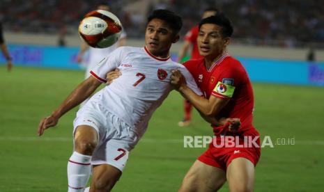 Pemain Timnas Indonesia Marselino Ferdinan berebut bola dengan pemain Vietnam pada pertandingan kualifikasi Piala Dunia FIFA 2026 di Hanoi, Vietnam, Selasa (26/3/2024). Indonesia berhasil mengalahkan Vietnam dengan skor 3-0. Gol untuk Indonesia dicetak oleh Jay Idzes di menit ke-9, Ragnar Oratmangoen menit ke-23 dan Ramadhan Sananta di menit ke-98.