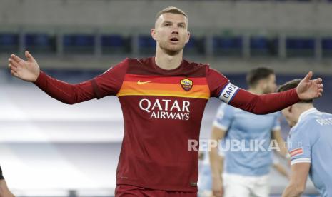  Edin Dzeko dari Roma setelah kehilangan kesempatan dalam pertandingan sepak bola Serie A antara Lazio dan Roma, di Stadion Olimpiade Roma, Jumat, 15 Januari 2021.