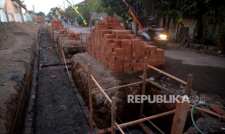 Lokasi penemuan kerangka manusia di proyek revitalisasi Benteng Keraton Yogyakarta, Panembahan, Yogyakarta, Rabu (9/8/2023). Penemuan kerangka manusia pada proyek benteng ini oleh warga pada Senin (7/8/2023) sore. Dan selanjutnya kerangka manusia diambil dan dibawa ke RS Bhayangkara untuk pemeriksaan lebih lanjut.