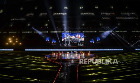 Grup Kojek Rap Jakarta tampil pada malam puncak perayaan HUT ke-495 DKI Jakarta, di Jakarta International Stadium (JIS), Jakarta, Sabtu (25/6/2022). Malam puncak Jakarta Hajatan yang bertemakan Collaborate, Accelerate, Elevate itu dihelat pagelaran konser yang dimeriahkan oleh sejumlah musisi seperti grup band Ungu, Padi dan Wali serta penyanyi solo Reza Artamevia, Mahalini, Lea Simanjuntak dan Kojek.  