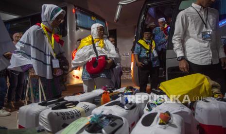 Jamaah haji yang tergabung dalam kelompok terbang (kloter) pertama embarkasi Batam tiba di Asrama Haji Batam, Kepulauan Riau, Selasa (4/7/2023)malam. Sebanyak 369 jamaah haji kloter pertama asal Kepri telah kembali setelah menunaikan ibadah haji. 