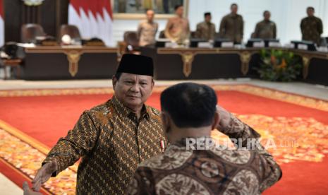 Presiden Prabowo Subianto menyapa sejumlah menteri sebelum Rapat Paripurna Perdana Kabinet Merah Putih di Istana Negara, Jakarta Pusat, Rabu (23/10/2024).