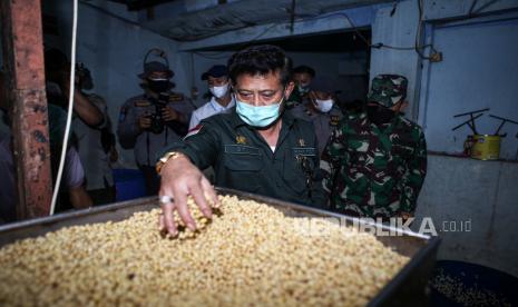  Menteri Pertanian (Mentan), Syahrul Yasin Limpo mengatakan tengah menyiapkan komoditas kedelai agar masuk dalam kelompok bahan pangan strategis.