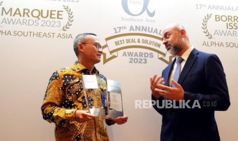 CEO Alpha Southeast Asia Siddiq Bazarwala (kanan) dan SVP Treasury Bank Mandiri Ari Rizaldi saat penganugerahan penghargaan internasional untuk Bank Mandiri di Jakarta, Selasa (6/2/2024). Bank Mandiri menyabet dua penghargaan dari Alpha Southeast Asia, yaitu kategori Best Digital App in Indonesia untuk kinerja terbaik aplikasi Kopra by Mandiri dan kategori Best Local Currency Bond Deal of the Year in Indonesia untuk penerbitan Green Bond I Tahap I tahun 2023.