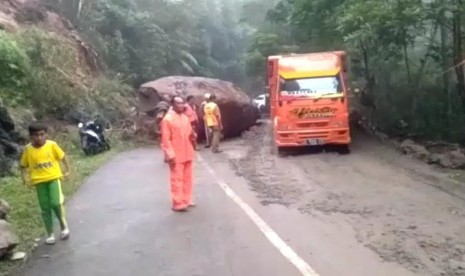  Tanah Longsor Tutupi Jalan Garut-Tasikmalaya