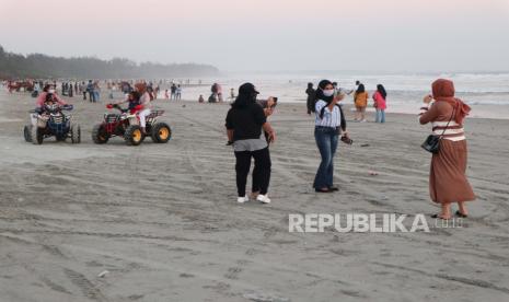 Wisatawan memadati kawasan wisata Pantai Panjang Bengkulu.