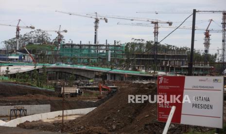 Pekerja menyelesaikan pembangunan kompleks Istana Negara di Kawasan Inti Pusat Pemerintahan (KIPP) Ibu Kota Negara (IKN) Nusantara, Penajam Paser Utara, Kalimantan Timur, Kamis (7/12/2023). 