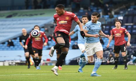 Aksi Anthony Martial pada laga Manchester City bs Manchester United di Etihad Stadium, Manchester, Ahad (7/3).