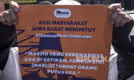 Massa yang tergabung dalam Paguyuban Pengawal Negara Kesatuan Republik Indonesia (PPNKRI) melakukan aksi di depan Gedung Sate, Jalan Diponegoro, Kota Bandung, Jawa Barat, Selasa (27/6/2023). Dalam aksi tersebut mereka mendesak pemerintah untuk segera mencabut izin Pondok Pesantren Al Zaytun karena dinilai telah menyebarkan ajaran sesat kepada santrinya, serta mengecam pimpinan Pondok Pesantren Al Zaytun Panji Gumilang yang diduga telah menistakan agama.