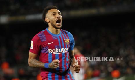 Striker FC Barcelona Pierre-Emerick Aubameyang merayakan setelah mencetak gol 1-0 selama pertandingan sepak bola LaLiga Spanyol antara FC Barcelona dan Athletic Bilbao yang diadakan di stadion Camp Nou di Barcelona, ??Spanyol, 27 Februari 2022.