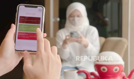 Dua orang calon nasabah memperlihatkan aplikasi OCTO Savers-iB saat akan membuka rekening berbasis Syariah melalui OCTO Mobile dari CIMB Niaga di Jakarta. Unit Usaha Syariah PT Bank CIMB Niaga Tbk (CIMB Niaga Syariah) meraih penghargaan Best Islamic Retail Bank for Priority Banking 2022 dari Cambridge IFA, sebuah lembaga kajian global untuk industri perbankan dan keuangan yang berbasis di Inggris. Apresiasi diberikan pada ajang The 8th Islamic Retail Banking Awards and Summit 2022.