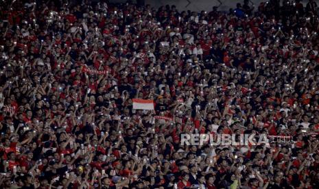 Suporter timnas Indonesia memberikan dukungan saat pertandingan Kualifikasi Piala Dunia 2026 antara Indonesia melawan Australia di Stadion GBK, Senayan, Jakarta, Selasa (11/9/2024).