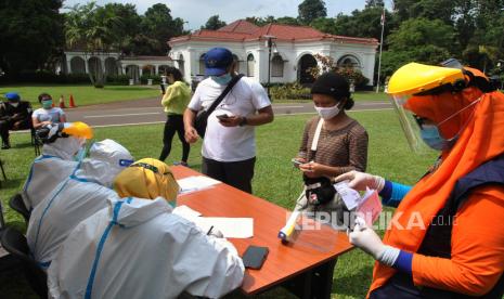 Pengunjung mendaftar untuk pemeriksaan tes cepat atau rapid test yang diadakan Dinas Kesehatan Kota Bogor di Kebun Raya Bogor, Jawa Barat, Ahad (1/11/2020). Rapid test yang dilakukan secara acak pengunjung Kebun Raya Bogor tersebut sebagai upaya memutus mata rantai penularan COVID-19 di saat libur panjang akhir pekan. 