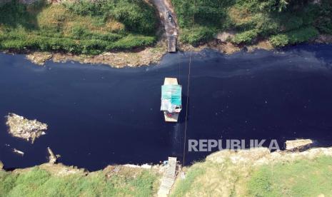 Foto udara Sungai Cileungsi yang airnya hitam diduga tercemar limbah di kawasan Ciangsana, Gunung Putri, Kabupaten Bogor, Jawa Barat, Selasa (12/9/2023). 