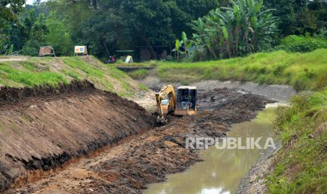 Pengerjaan proyek revitalisasi Selokan Mataram di Sleman, Yogyakarta, Jumat (19/8/2022). Balai Besar Wilayah Sungai Serayu-Opak (BBWSSO) berupaya mengembalikan fungsi Selokan Mataram sebagai saluran irigasi. Untuk itu, jalur irigasi sepanjang kurang lebih 30 kilometer tersebut direvitalisasi. Alokasi anggaran yang digunakan untuk merevitalisasi saluran cagar budaya ini sebesar Rp 174 miliar.