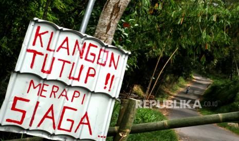 Tanda penutupan dipasang di gerbang menuju tempat wisata Klangon, Sleman, Yogyakarta, Selasa (10/11). Pemkab Sleman menutup beberapa objek wisata di kawasan rawan bencana sejak kenaikan status Siaga Gunung Merapi. Dan warga sekitar juga ikut menjaga jalan akses agar tidak ada pengunjung yang nekat menerobos masuk. Kawasan wisata Klangon berada di radius 4 kilometer dari puncak Merapi.