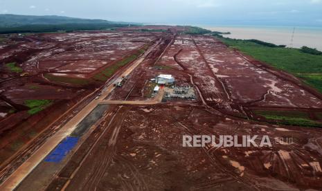 Foto udara aktivitas pembangunan Kawasan Industri Terpadu Batang (KITB) di Ketanggan, Kabupaten Batang, Jawa Tengah, Ahad (14/2/2021). Kepala BKPM Bahlil Lahadalia menargetkan pada Mei 2021 pembangunan seluruh infrastruktur tahap pertama dengan luas 450 hektare yang terbagi menjadi tiga zona dapat selesai 100 persen. 