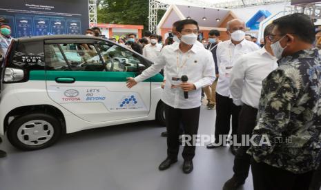 Kepala Staf Kepresidenan Moeldoko (kanan) mendapat penjelasan dari Wakil Presiden PT Toyota - Astra Motor (TAM) Henry Tanoto (kiri) dan Presiden Direktur PT Toyota Motor Manufacturing Indonesia (TMMIN) Warih Andang Tjahjono (kedua kiri) tentang Mobil C+Pod berbasis battery electric Vehicle usai membuka pameran Indonesia Electric Motor Show (IEMS) 2021 di Puspiptek, Serpong, Tangerang Selatan, Banten, Rabu (24/11/2021). Pameran yang diselenggarakan oleh Badan Riset dan Inovasi Nasional (BRIN) menampilkan berbagai jenis kendaraan listrik mulai dari sepeda, motor listrik, mobil listrik karya anak bangsa hingga mobil mewah serta alat pengisian ulang kendaraan listrik, yang berlangsung hingga 26 November 2021. 