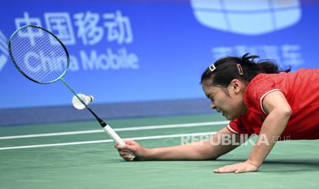 Pebulu tangkis tunggal putri Indonesia Gregoria Mariska Tunjung gagal mengembalikan kok ke arah lawannya asal Jepang Aya Ohori pada babak perempatfinal Asian Games 2022 di Binjiang Gymnasium, Hangzhou, China, Kamis (5/10/2023). Jorji gagal melangkah ke semifinal usai kalah dengan skor 10-21,19-21. 