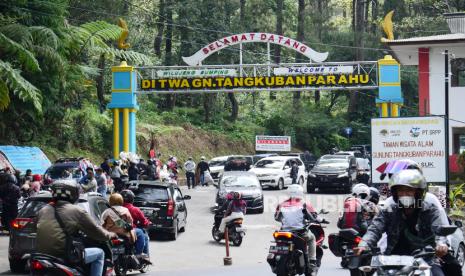 Sejumlah kendaraan memasuki gerbang kawasan wisata Tangkuban Parahu, di Lembang, Kabupaten Bandung Barat (KBB), namun terpaksa mereka harus kembali karena masih tutup, Ahad (5/9). Di tengah kelonggaran masa PPKM level 3 di KBB, minat masyarakat untuk berwisata cukup tinggi, sedangkan tempat wisata di KBB masih tutup, hanya restoran dan hotel yang boleh buka. Pengunjung pun banyak berkumpul di sejumlah titik jalur wisata yang di anggap nyaman untuk sekedar menikmati susana.