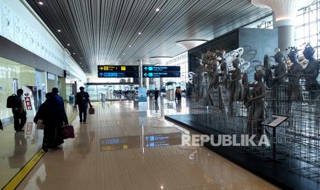 Calon penumpang menuju ruang tunggu keberangkatan di Bandara Internasional Yogyakarta, Senin (6/2/2023). 