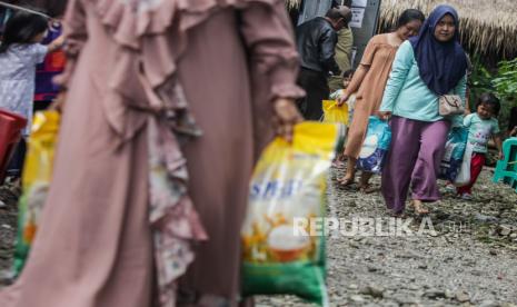 Warga membawa beras yang dibeli saat penyelenggaraan program Bulog Siaga di Jalan Jambu, Mulyaharja, Kota Bogor, Jawa Barat, Senin (4/3/2024). Pemerintah terus mengupayakan membantu masyarakat mendapatkan barang kebutuhan pokok terutama beras yang mengalami kenaikan harga melalui program Bulog Siaga dan penyaluran Bantuan Sosial Cadangan Beras Pemerintah (Bansos CBP) untuk memenuhi kebutuhan pangan rumah tangga masyarakat. Bulog Siaga menyediakan kebutuhan pokok berupa beras SPHP dua ton, beras premium 500 kilogram, gula pasir 100 kilogram, minyak goreng 120 liter dan tepung beras 24 kilogram yang dijual untuk masyarakat dengan harga yang lebih murah di pasaran. Sedangkan, Bansos CBP berupa beras yang dibagikan secara gratis diperuntukan bagi masyarakat di 12 RW Kelurahan Mulyaharja yang membutuhkan.