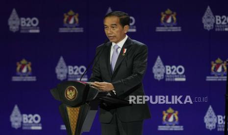 Presiden Indonesia Joko Widodo berbicara pada penutupan KTT B20 menjelang KTT para pemimpin G20 di Nusa Dua, Bali, Indonesia, Senin, 14 November 2022.