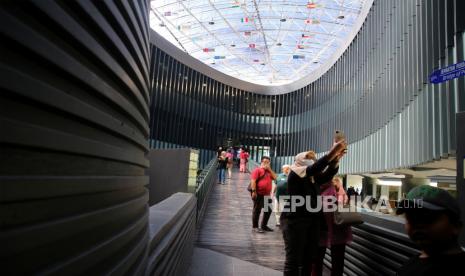 Wisatawan mengunjungi destinasi wisata bencana museum tsunami Aceh di Banda Aceh, Aceh.