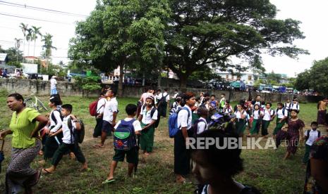 Para siswa tiba di sekolah dasar Min Gan pada hari pertama tahun ajaran baru, di Sittwe, Negara Bagian Rakhine, Myanmar, 01 Juni 2021.