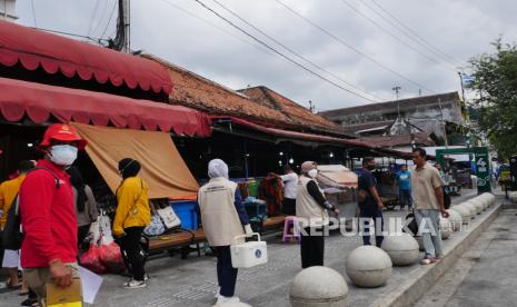 Tenaga kesehatan bersama BIN melakukan vaksinasi keliling Covid-19 di Malioboro, Yogyakarta, Kamis (14/10). Vaksinasi keliling Covid-19 ini untuk membantu pedagang atau pelaku ekonomi di Malioboro yang belum vaksin atau untuk vaksinasi kedua. Pedagang kaki lima, kusir andong, dan tukang becak menjadi sasaran vaksinasi ini.