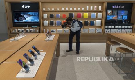 Beragam rumor mengenai seri iPhone 16 semakin marak bermunculan, meski iPhone 15 belum dirilis. Menurut rumor terbaru, seri iPhone 16 akan hadir dengan tombol haptic./ilustrasi