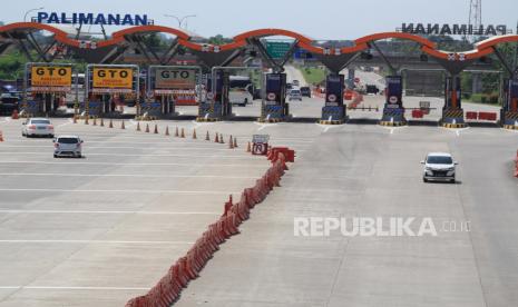 Kendaraan melintas di Tol Cipali, Palimanan, Cirebon, Jawa Barat, Rabu (22/4/2020). PT Lintas Marga Sedaya (LMS) menyatakan volume kendaraan yang melintas Tol Cipali turun drastis hingga 40 persen imbas pembatasan aktivitas di luar rumah guna menangkal wabah COVID-19