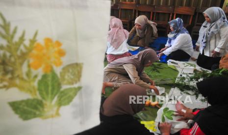 Peserta mengikuti pelatihan pembuatan kain ecoprint di Desa Japan, Dawe, Kudus, Jawa Tengah, Senin (21/11/2022). Pelatihan ecoprint atau memberi pola warna pada kain menggunakan bahan alami seperti bunga, daun dan batang oleh komuntitas Artsotika Muria dengan peserta ibu rumah tangga itu untuk memberikan keterampilan dan meningkatkan keahlian guna mendorong terciptanya usaha mikro. 