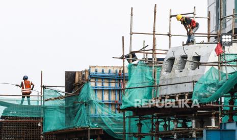 Pekerja menyelesaikan pembangunan proyek Light Rail Transit (LRT) di Kuningan, Jakarta, Senin (13/4/2020). PSBB di berbagai daerah menghentikan proses investasi sekalipun tahap perencanaan sudah rampung.