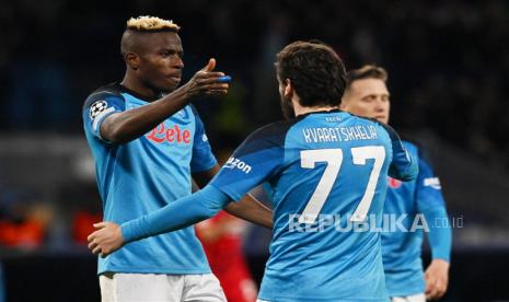  Penyerang Napoli Victor Osimhen (kiri)