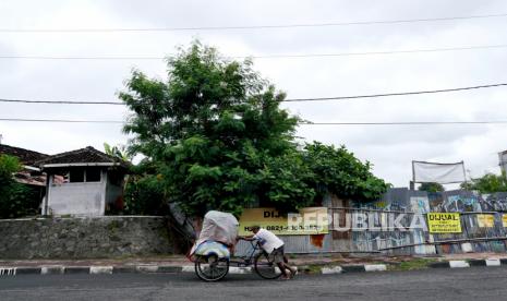 Mobilitas masyarakat di permukiman Kota Yogyakarta masih tinggi. Untuk membatasi mobilitas masyarakat di permukiman, Pemerintah Kota (Pemkot) Yogyakarta melakukan penyekatan agar penularan Covid-19 di lingkup permukiman dapat ditekan. (Foto: Tukang becak mendorong becak tanpa penumpang di Kota Yogyakarta)