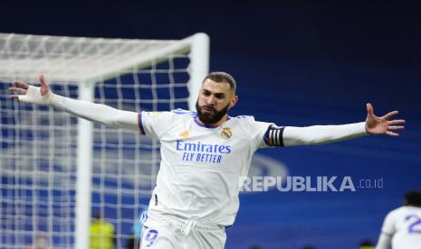 Karim Benzema dari Real Madrid merayakan golnya ke gawang Atletico Madrid dalam lanjutan La Liga Spanyol, Senin (13/12) dini hari WIB.