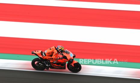 Pembalap Red Bull KTM Factory Racing Miguel Oliveira memacu sepeda motornya pada hari pertama tes pramusim MotoGP 2022 di Pertamina Mandalika International Street Circuit, Lombok Tengah, NTB, Jumat (11/2/2022). Sesi tes pramusim di sirkuit Mandalika tersebut akan berlangsung hingga Minggu (13/2/2022). 